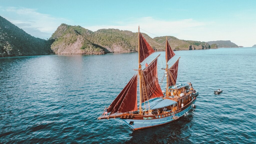 Komodo Day Trip vs Liveaboard: Which One Fits Your Trip?
